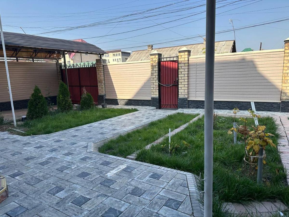 Aya Sofia Vandrarhem Bishkek Exteriör bild